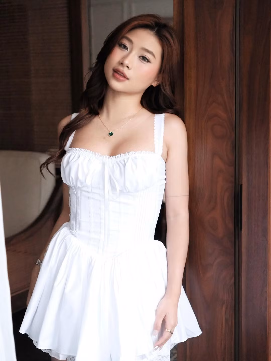 Cô nàng lựa chọn kiểu tóc sóng lơi nhẹ nhàng, càng tăng lên vẻ nữ tính. (Ảnh: Instagram @louispham203)