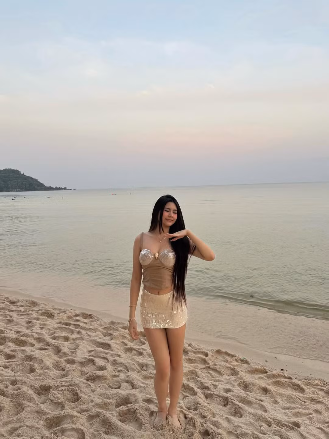 Trong bộ trang phục gồm áo corset cúp ngực ôm sát phối cùng chân váy ngắn ánh bạc đồng điệu, Hạt Dẻ khoe vóc dáng cao ráo, cân đối. (Ảnh: IGNV)