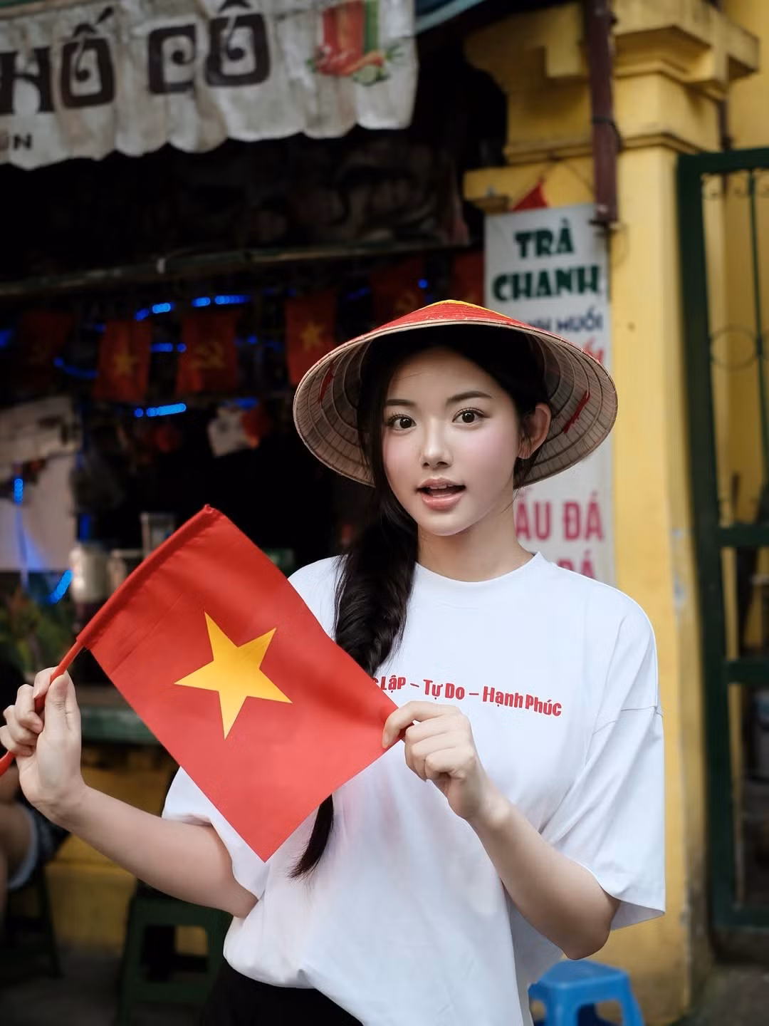 Cầm trên tay lá cờ Tổ quốc, Quỳnh Trương toát lên vẻ đẹp hồn nhiên, trong sáng và đầy tinh thần tự hào dân tộc. (Ảnh: @_ttqueen)