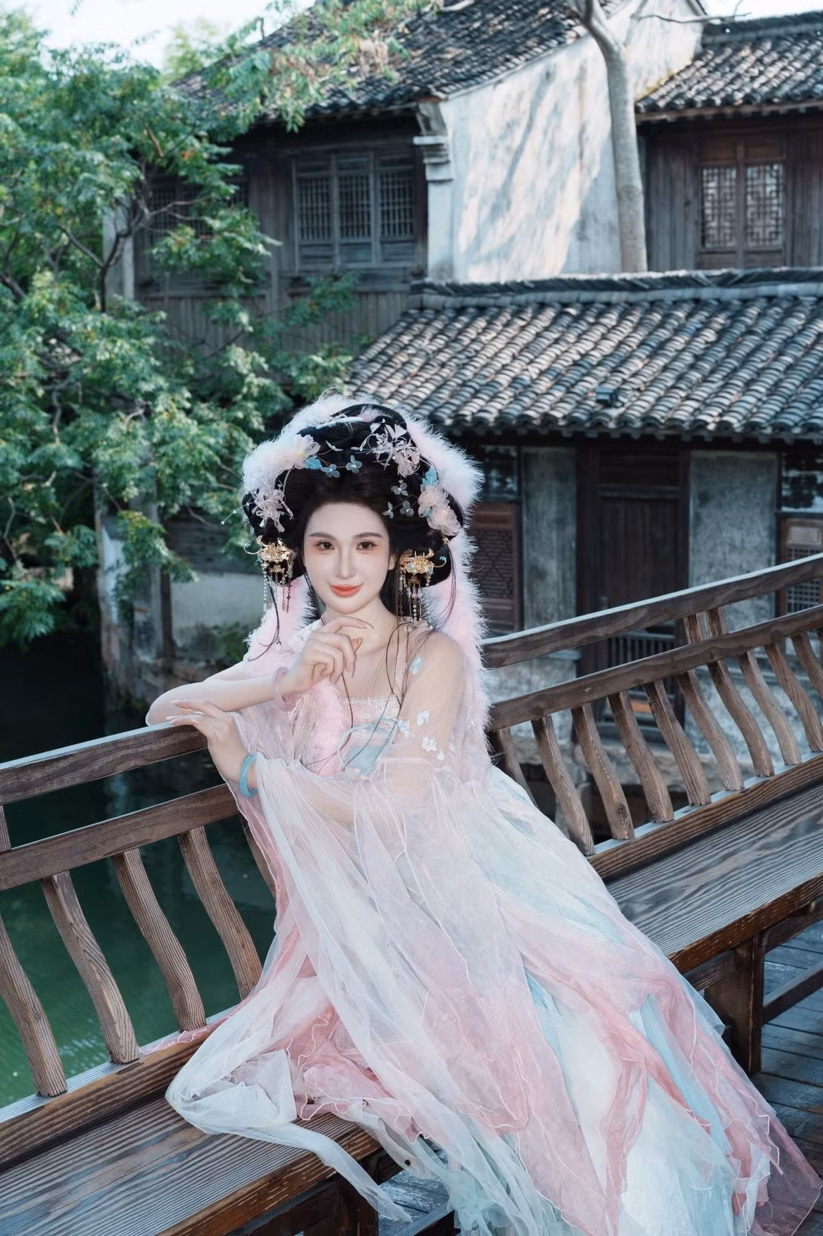 Mới đây, nhân dịp Trung thu, cô nàng vừa đăng tải bộ ảnh với giao diện cổ trang đầy thu hút. Được biết, cô nàng thực hiện bộ ảnh này trong chuyến du lịch Trung Quốc. (Ảnh: FBNV)