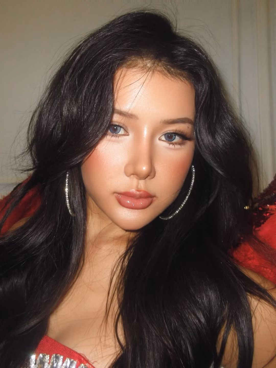 Nổi lên như một hiện tượng với những vũ điệu "bánh cuốn" trên Tiktok, Xuân Ca trong năm qua đã có sự chuyển mình mạnh mẽ về phong cách. Cô nàng tích cực lăng xê những lối makeup sắc sảo, phương Tây hơn với lens sáng màu và môi tều quyến rũ.