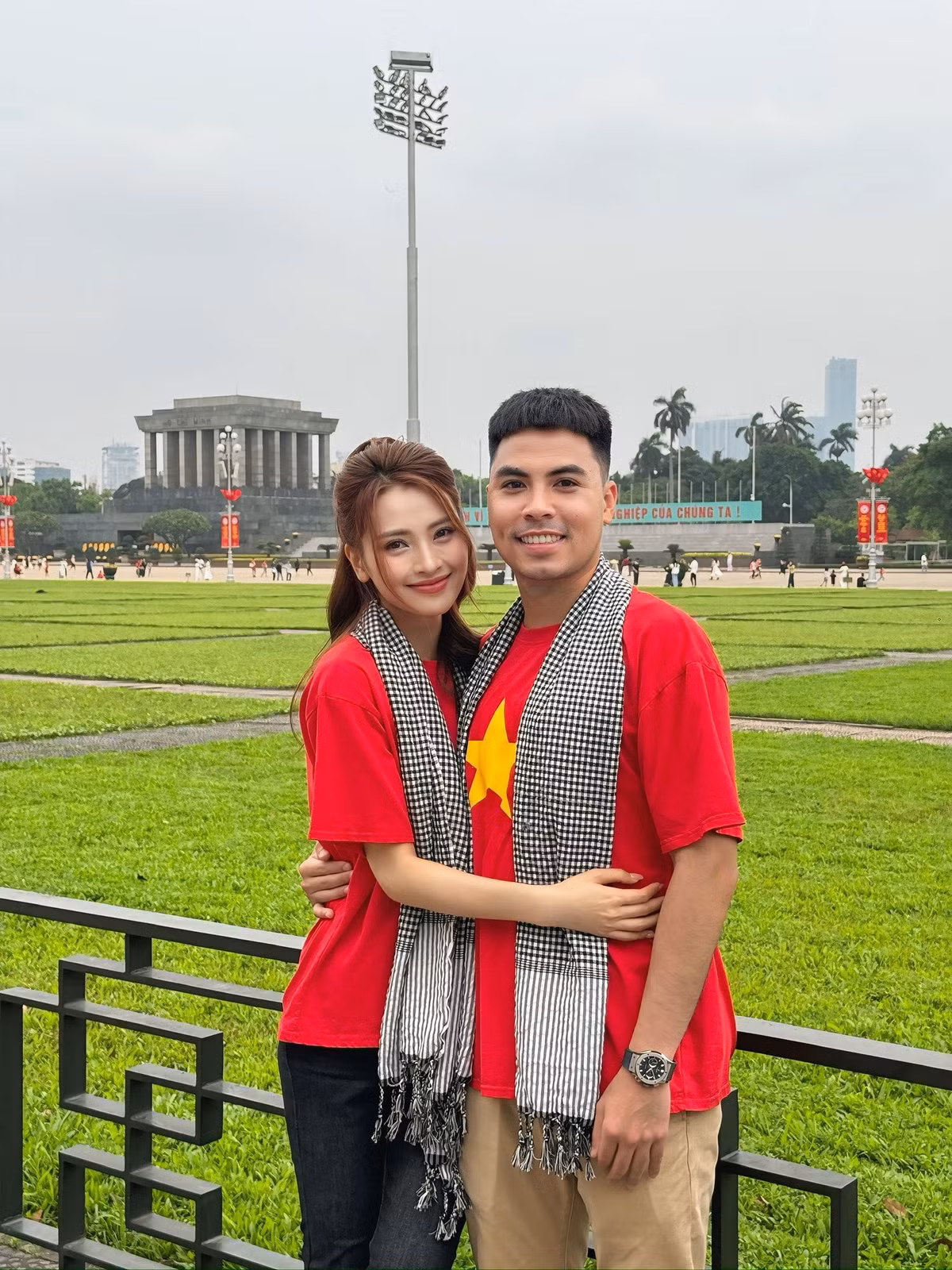 Chuyện tình của Đức Huy và MC Huyền Trang (hay còn được biết đến với nghệ danh Mù Tạt) chính thức công khai vào tháng 3/2025.
