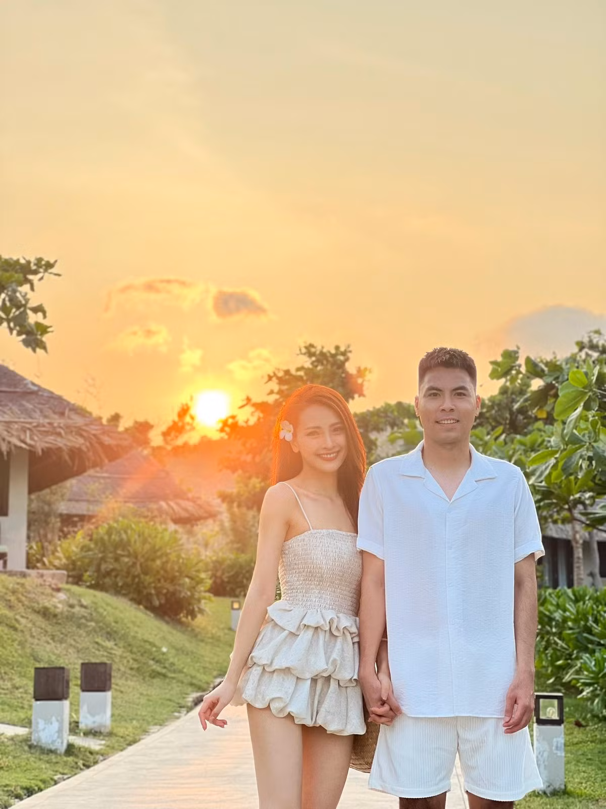 Những đồn đoán về mối quan hệ của Đức Huy và Huyền Trang bắt đầu rộ lên từ dịp Tết Nguyên đán 2025, sau khi xuất hiện hình ảnh cả hai mặc áo dài, tay trong tay tại quê nhà Hải Dương.