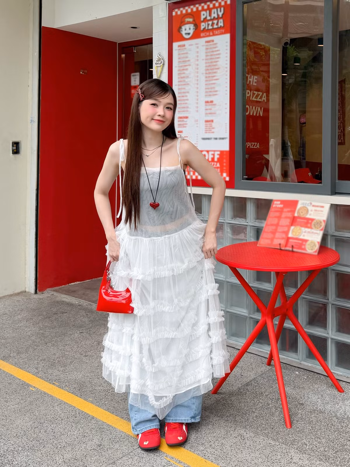 Dù hiện tại đã là bà mẹ của cặp song sinh đáng yêu và đã bước sang tuổi U40, Sam vẫn chứng minh được nhan sắc "bị thời gian bỏ quên". (Ảnh: FBNV)