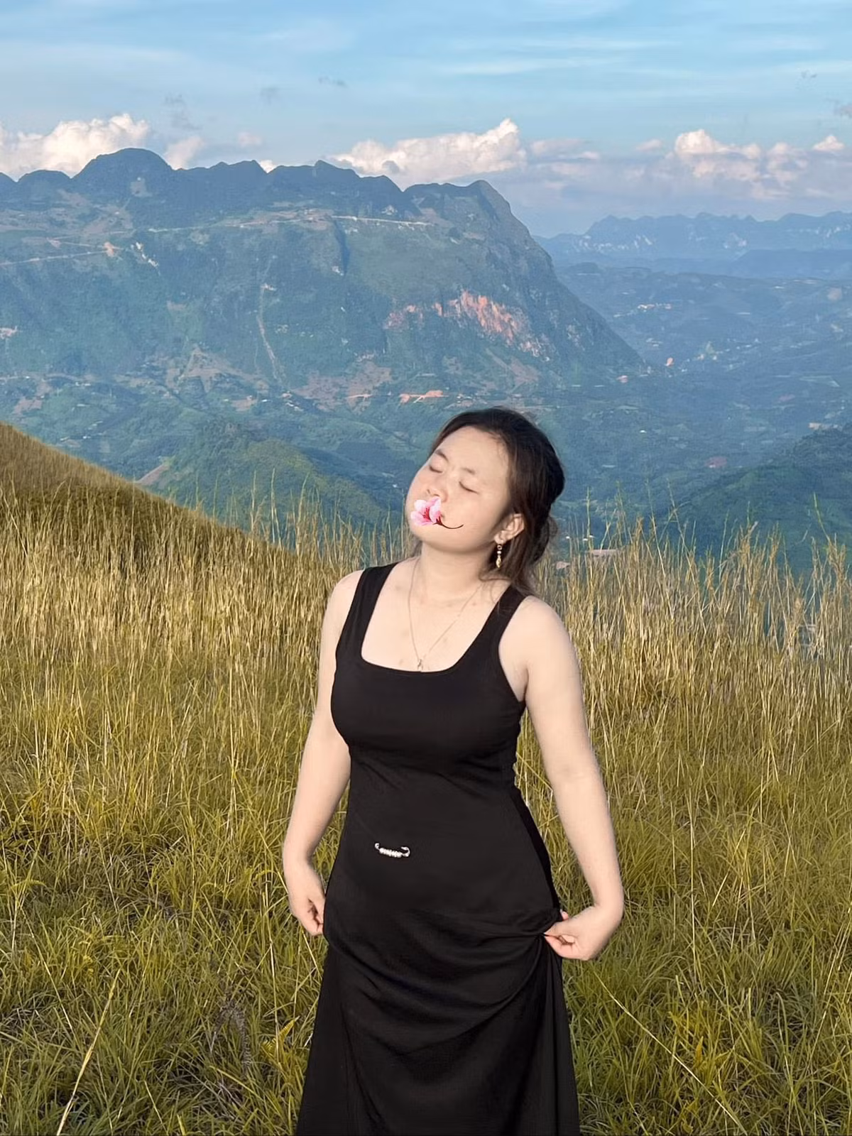 Sự nổi tiếng nhanh chóng cũng đi kèm với không ít tranh cãi. Có giai đoạn, Dua từng gây thất vọng khi diện trang phục có phần hở hang, không còn giữ được vẻ ngoài mộc mạc, trong sáng như khi mới nổi tiếng. (Ảnh: FBNV)