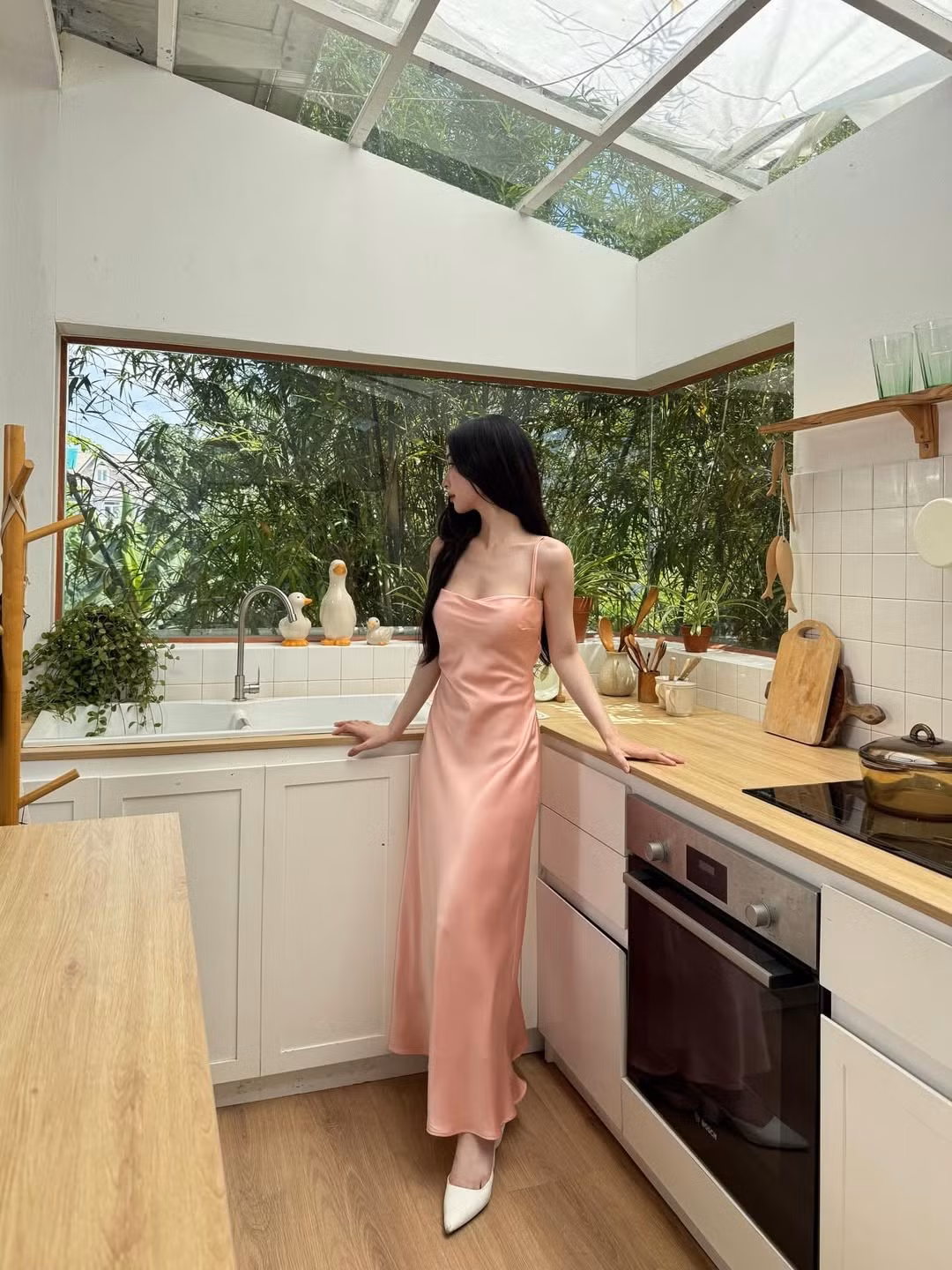 Bộ ảnh váy lụa lần này một lần nữa khẳng định gu thẩm mỹ tinh tế của Jun Vũ. Cô biết cách lựa chọn trang phục để tôn vinh lợi thế hình thể mà không cần quá phô trương, tạo nên một sức hút riêng biệt - vừa mong manh, vừa kiêu sa. (Ảnh: IGNV)