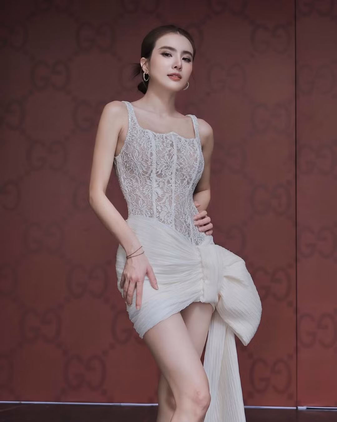 Ở tuổi 35, Khánh Chi vẫn giữ được vóc dáng săn chắc và làn da mịn màng, khiến nhiều người bất ngờ khi biết cô là mẹ đơn thân của một bé gái.