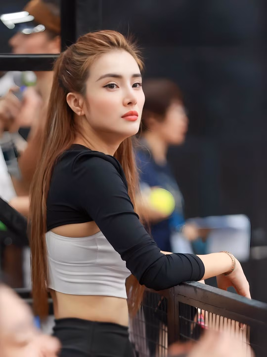 Trong những bức ảnh được chia sẻ, Lê Khánh Chi xuất hiện đầy cuốn hút trên sân Pickleball. Cô nàng lựa chọn set đồ đen cá tính với áo croptop khoét vai và chân váy ôm sát, kết hợp cùng mái tóc buộc cao gọn gàng.