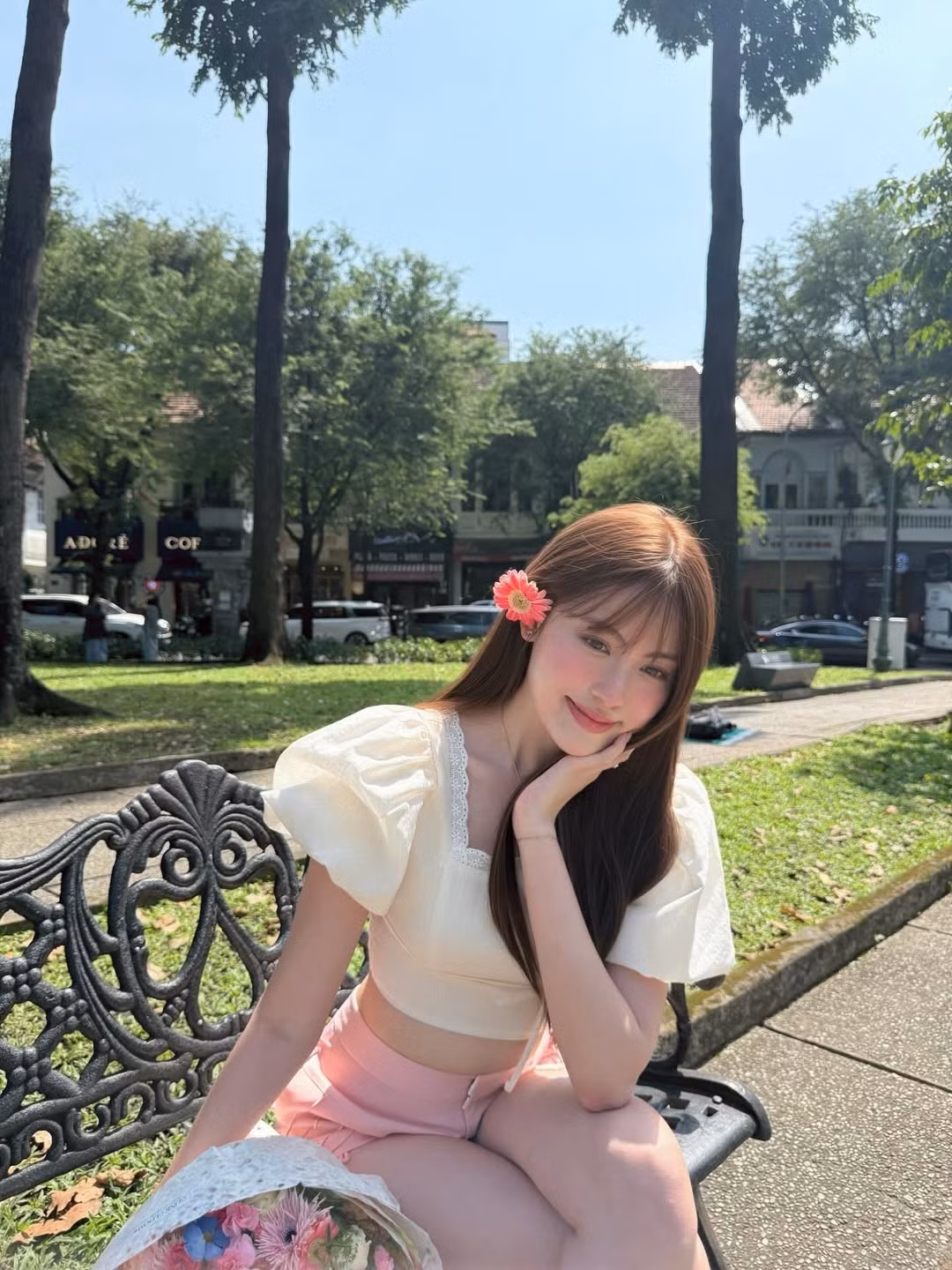 Tăng Mỹ Hàn, cô nàng hot girl nổi tiếng trên mạng xã hội với biệt danh Babyboo, vừa "chiêu đãi" người hâm mộ loạt ảnh dạo phố vô cùng xinh đẹp và tươi tắn. (Ảnh: IGNV)
