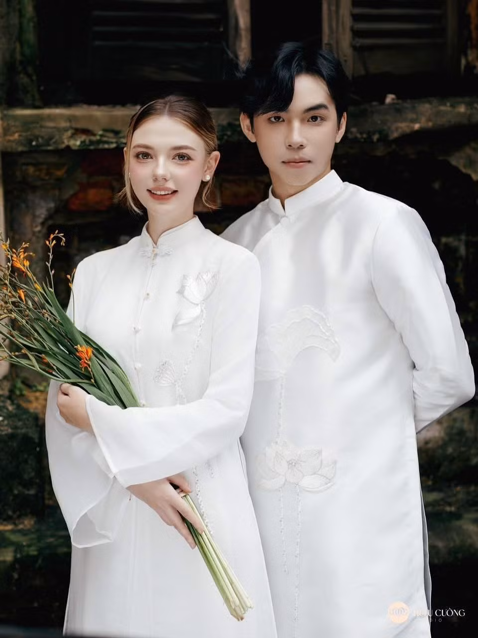 Và rồi, điều kỳ diệu đã đến. Katia có cơ hội đến Việt Nam để sinh sống và học tập. Khoảng cách địa lý không còn, tình yêu của Niên và Katia chính thức bước sang một chương mới. Từ những người bạn qua mạng, họ đã trở thành một cặp đôi thực sự, đồng hành cùng nhau trong cuộc sống và quyết định xây dựng tương lai chung.(Ảnh: Trieu Cuong Studio)