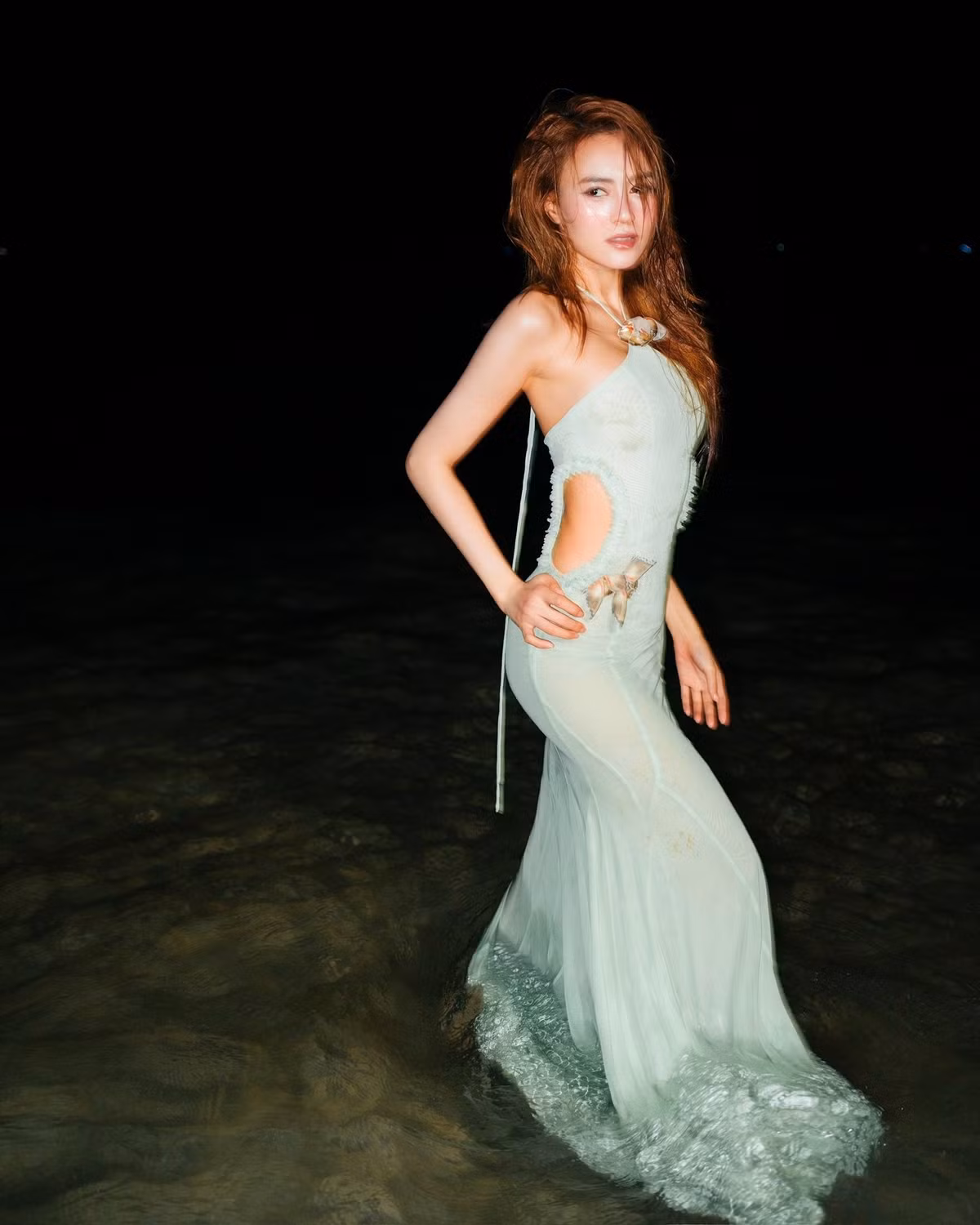 Dù không mấy khi diện những trang phục táo bạo như bikini đi biển, thế nhưng mỗi lẫn Ninh Dương Lan Ngọc lên đồ đều khiến fan phải ngỡ ngàng.