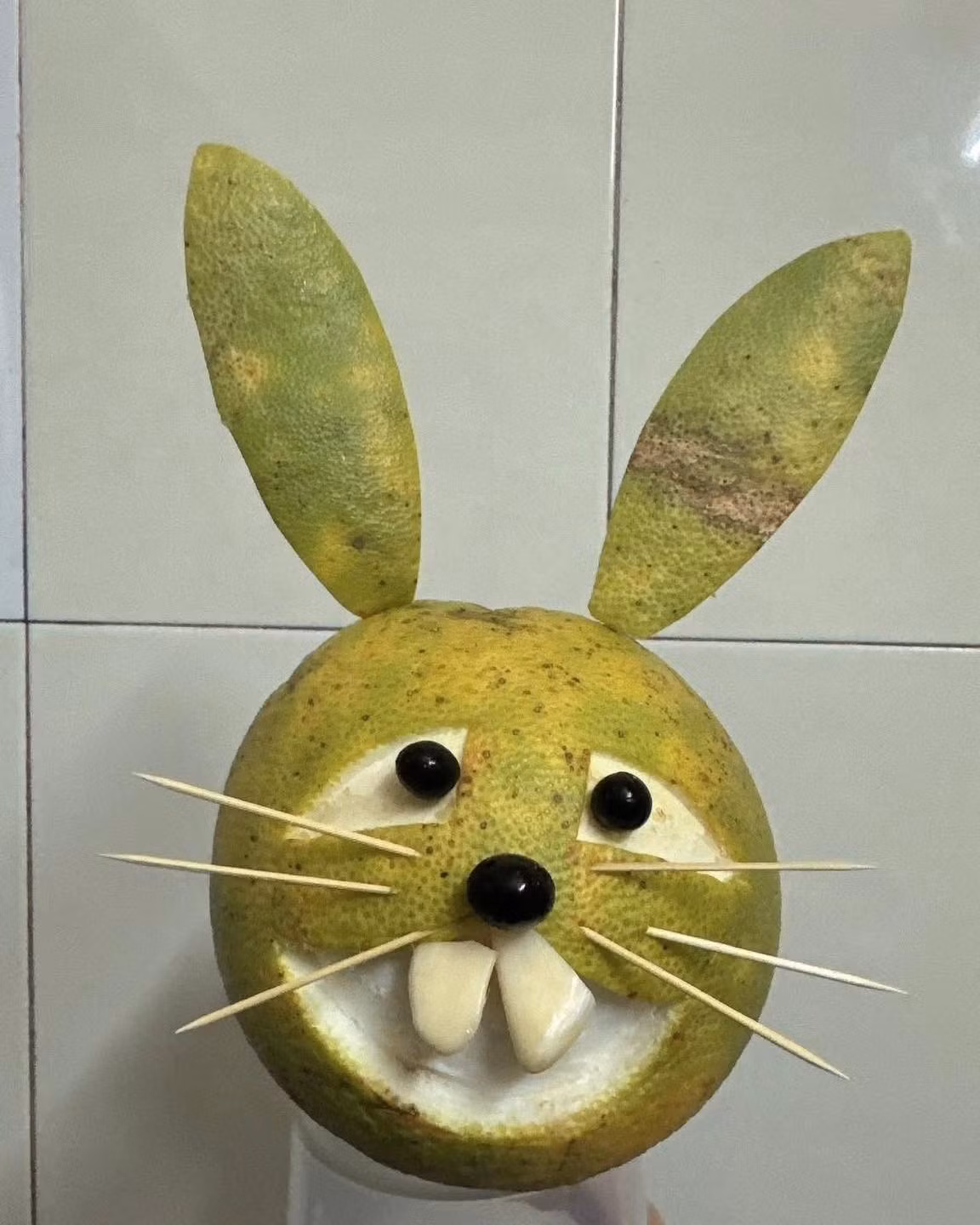 Khuôn mặt vừa có nét ngây thơ của chú thỏ, vừa có vẻ "ma quái" của những nhân vật Halloween, tạo nên sự đối lập khiến netizen "dở khóc dở cười". (Ảnh: FB Phạm Chuyên)