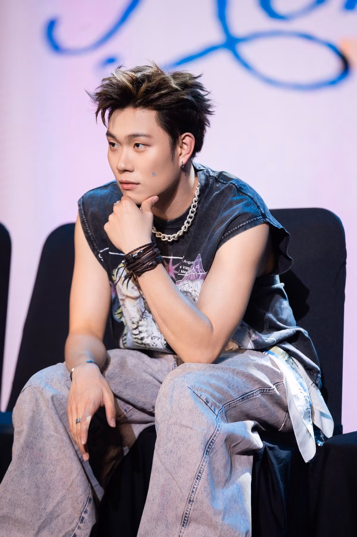 Trong khi đó, Dương Domic là một ca sĩ, rapper trẻ tuổi, từng có thời gian là thực tập sinh tại Hàn Quốc và gần đây gây chú ý lớn khi tham gia chương trình thực tế âm nhạc Anh Trai Say Hi.