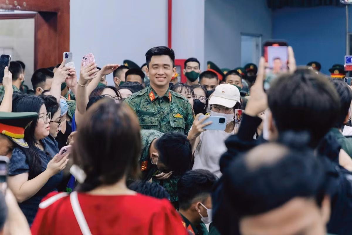 Mặc dù bất ngờ trở thành tâm điểm chú ý, Lê Hoàng Hiệp vẫn thể hiện sự khiêm tốn và e thẹn đặc trưng. Sự xuất hiện của nam quân nhân được chú ý không khác gì một thần tượng nổi tiếng.