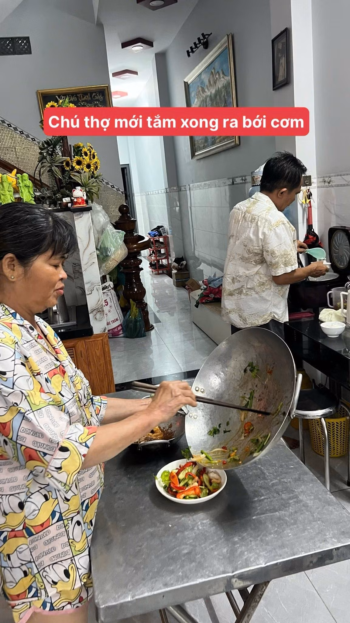 Điều bất ngờ nhất đã xảy ra khi khách hàng đang chờ bỗng được mời nhập tiệc. Hình ảnh chén cơm trắng đầy đặn cùng món cá kho tộ đậm đà và món gỏi rau củ tươi ngon khiến ai cũng phải xuýt xoa.