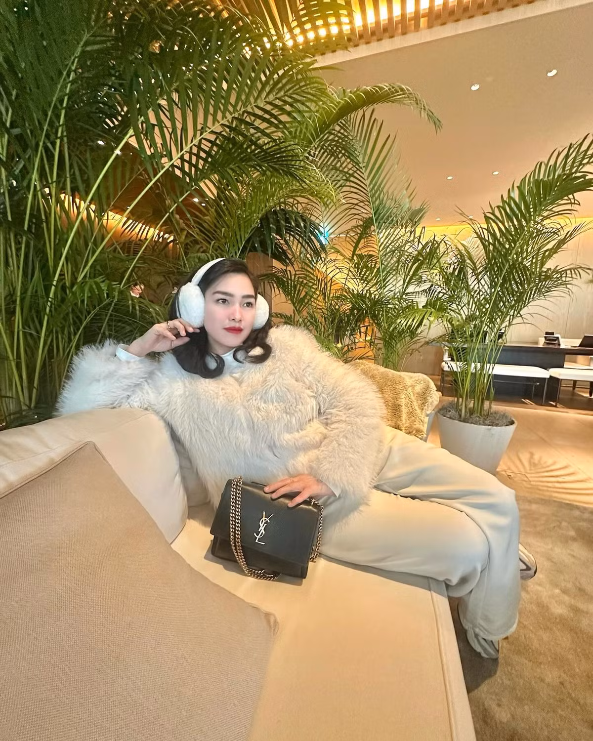 Joyce Tadeo cũng chia sẻ những khoảnh khắc bản thân đi du lịch ở nhiều địa điểm khác nhau. Cô cũng sở hữu loạt túi xách, đồ hiệu xa xỉ. (Ảnh: FBNV)