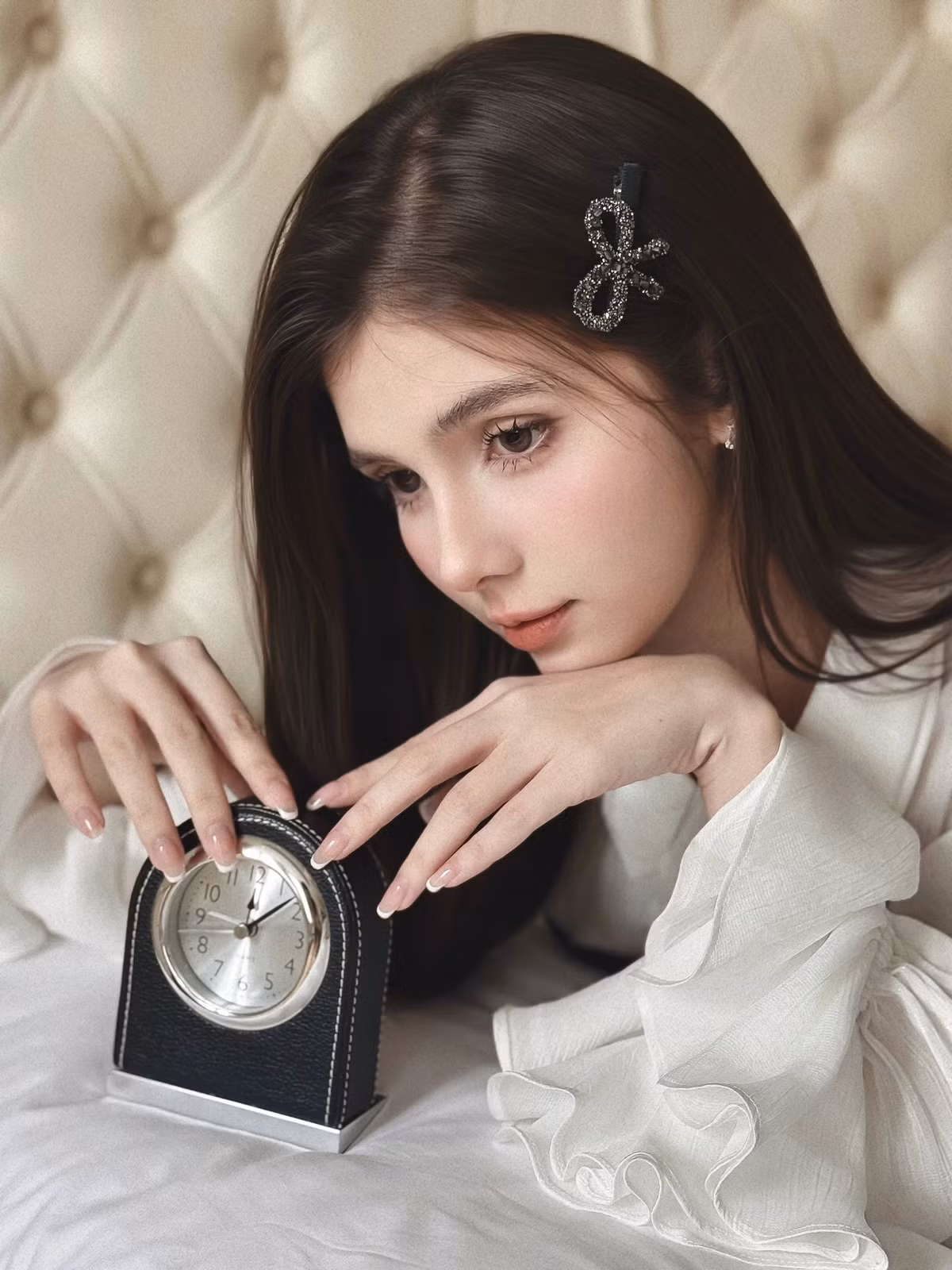 Đặc biệt, khoảnh khắc cô nàng tương tác với chiếc đồng hồ cổ điển trở thành điểm sáng của bộ ảnh, toát lên vẻ đẹp mơ màng như trong phim. (Ảnh: FBNV)