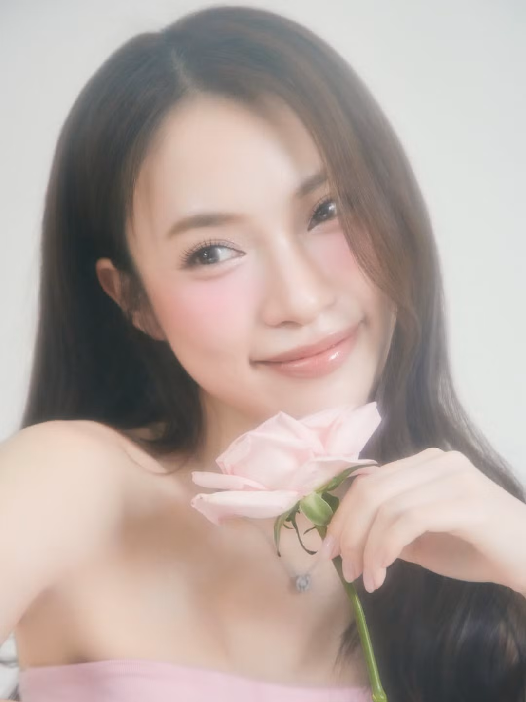 Trong bộ ảnh, Khánh Vy xuất hiện với nhan sắc tươi tắn, rạng rỡ, toát lên vẻ đẹp trong trẻo, mong manh. (Ảnh: IGNV)