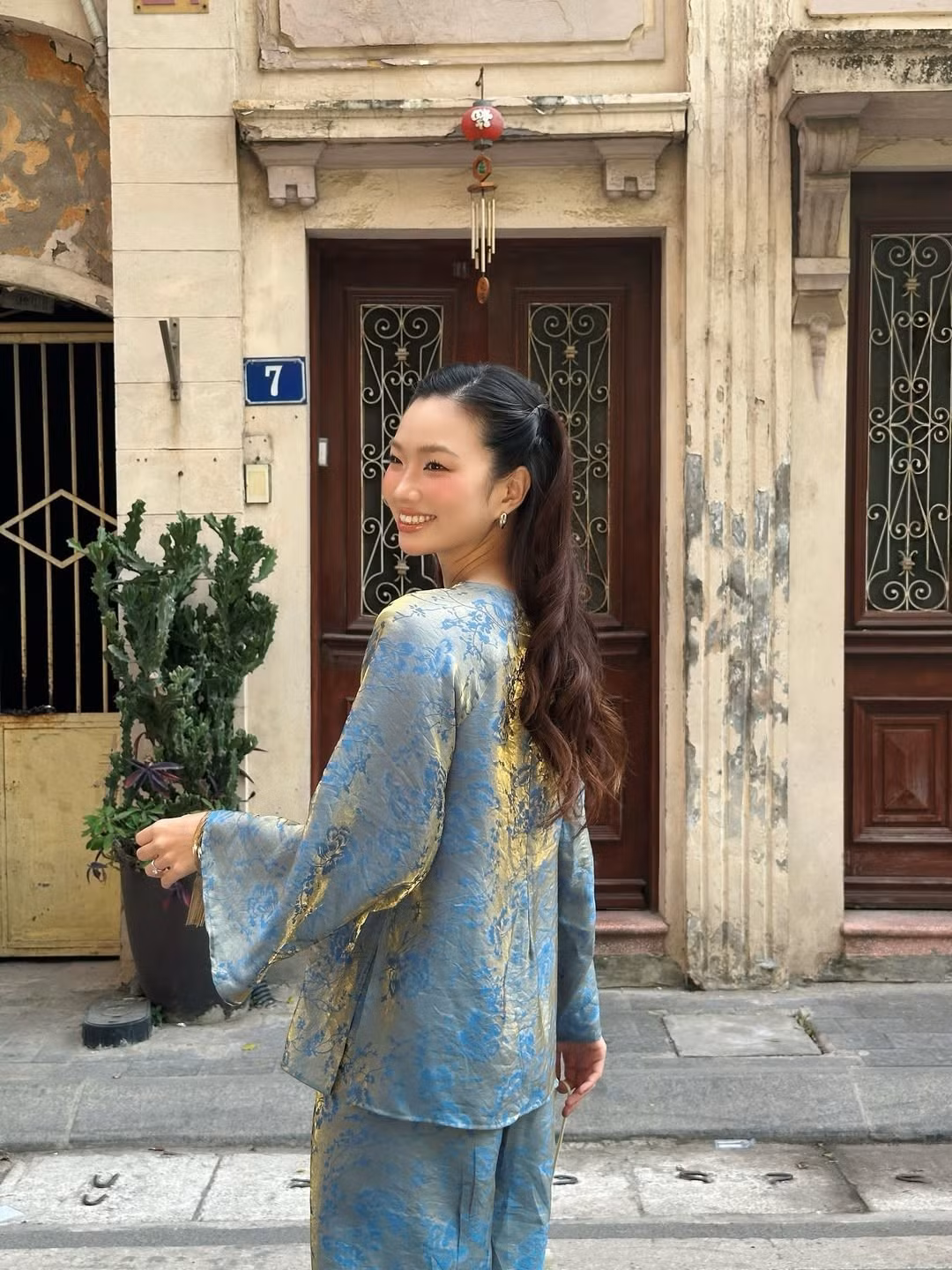 Dù là khoảnh khắc thả dáng trên phố hay những giây phút thảnh thơi nhâm nhi tách cafe bên cửa sổ, Chái Chanh đều khiến người xem khó lòng rời mắt. (Ảnh: IGNV)
