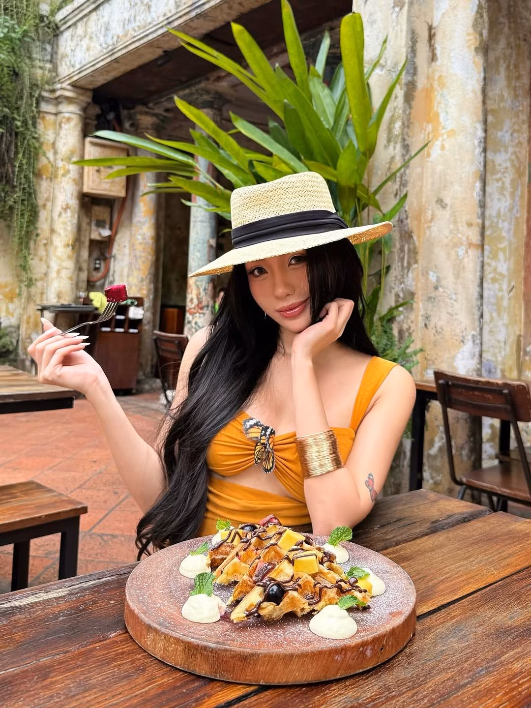Phần ngực được tạo điểm nhấn bằng chi tiết cut-out hình giọt nước, khoe khéo vòng một và tạo sự gợi cảm vừa đủ. (Ảnh: IGNV)