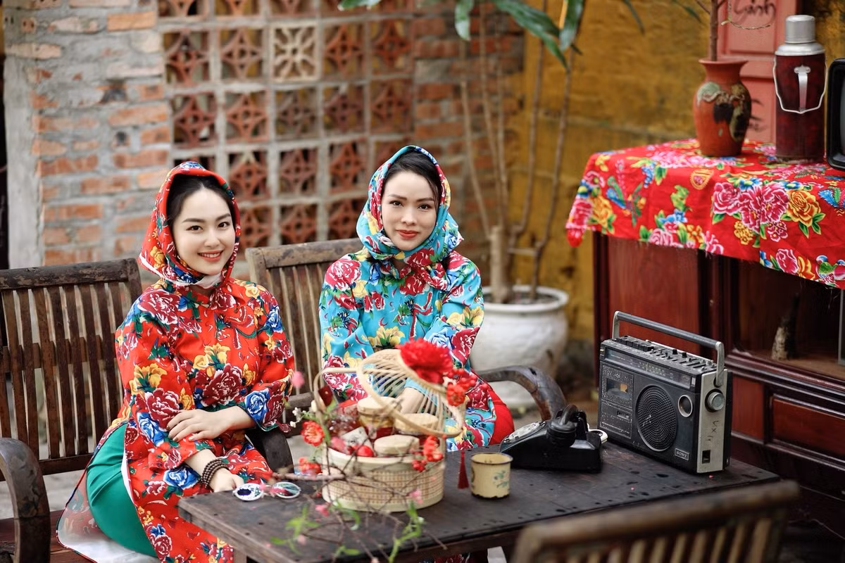 Điểm thú vị là Trâm Anh cùng bạn diễn còn kết hợp thêm chiếc khăn mỏ quạ cùng họa tiết, tạo nên một tổng thể vừa tinh nghịch, vừa đậm chất "Retro". (Ảnh: FBNV)