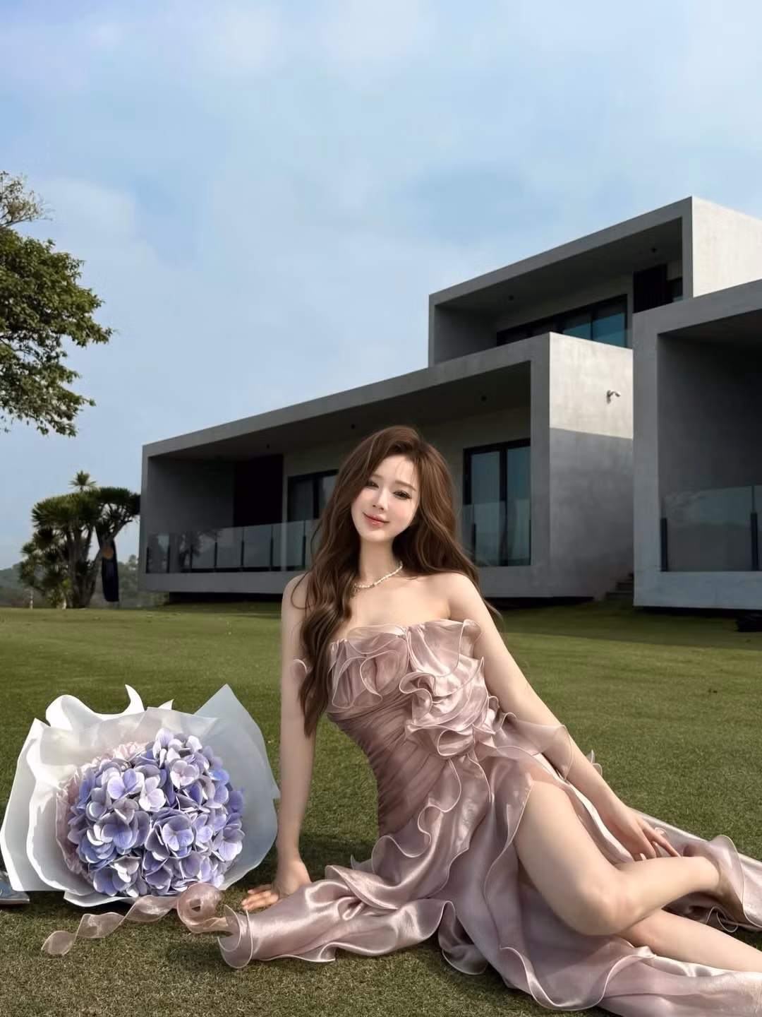 Sự xuất hiện của bó hoa cẩm tú cầu tím cùng tông màu với chiếc váy càng làm tăng thêm vẻ lãng mạn cho bộ ảnh. (Ảnh: IGNV)