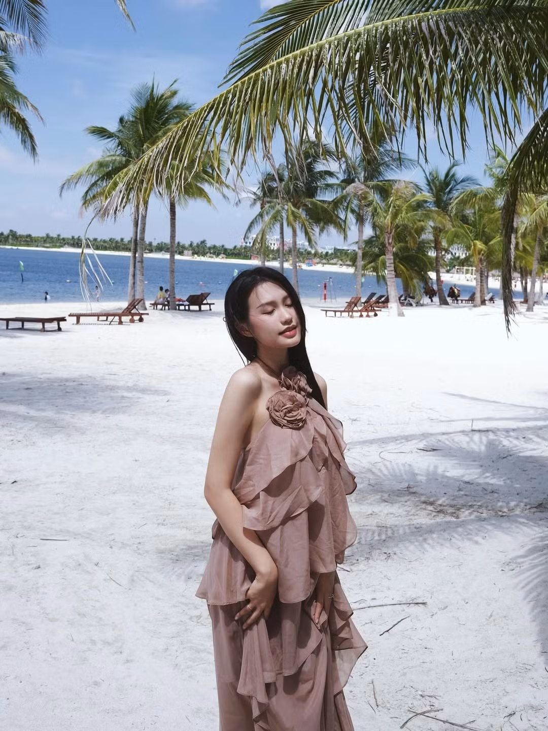 Điểm nhấn là chi tiết hoa đính nổi ở phần ngực, vừa tạo sự nữ tính, vừa giúp tôn lên bờ vai thon thả và làn da trắng mịn của cô.