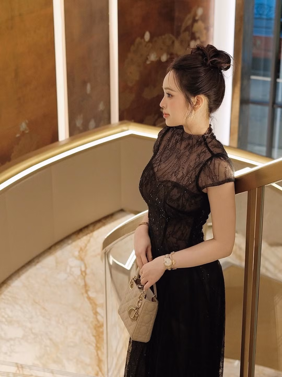 Dòng chia sẻ: "Mỗi lần đi đám cưới về lại muốn lấy chồng... ý là chỉ lúc đó thuii" của Phương Anh khiến cư dân mạng không khỏi thích thú. Đây có lẽ là tâm trạng chung của rất nhiều cô nàng độc thân khi chứng kiến khoảnh khắc hạnh phúc của bạn bè. Sự "quay xe" cực khéo ở vế sau cho thấy cô nàng vẫn đang rất tận hưởng cuộc sống tự do và chưa vội vàng bước chân vào cuộc sống hôn nhân. (Ảnh: IGNV)