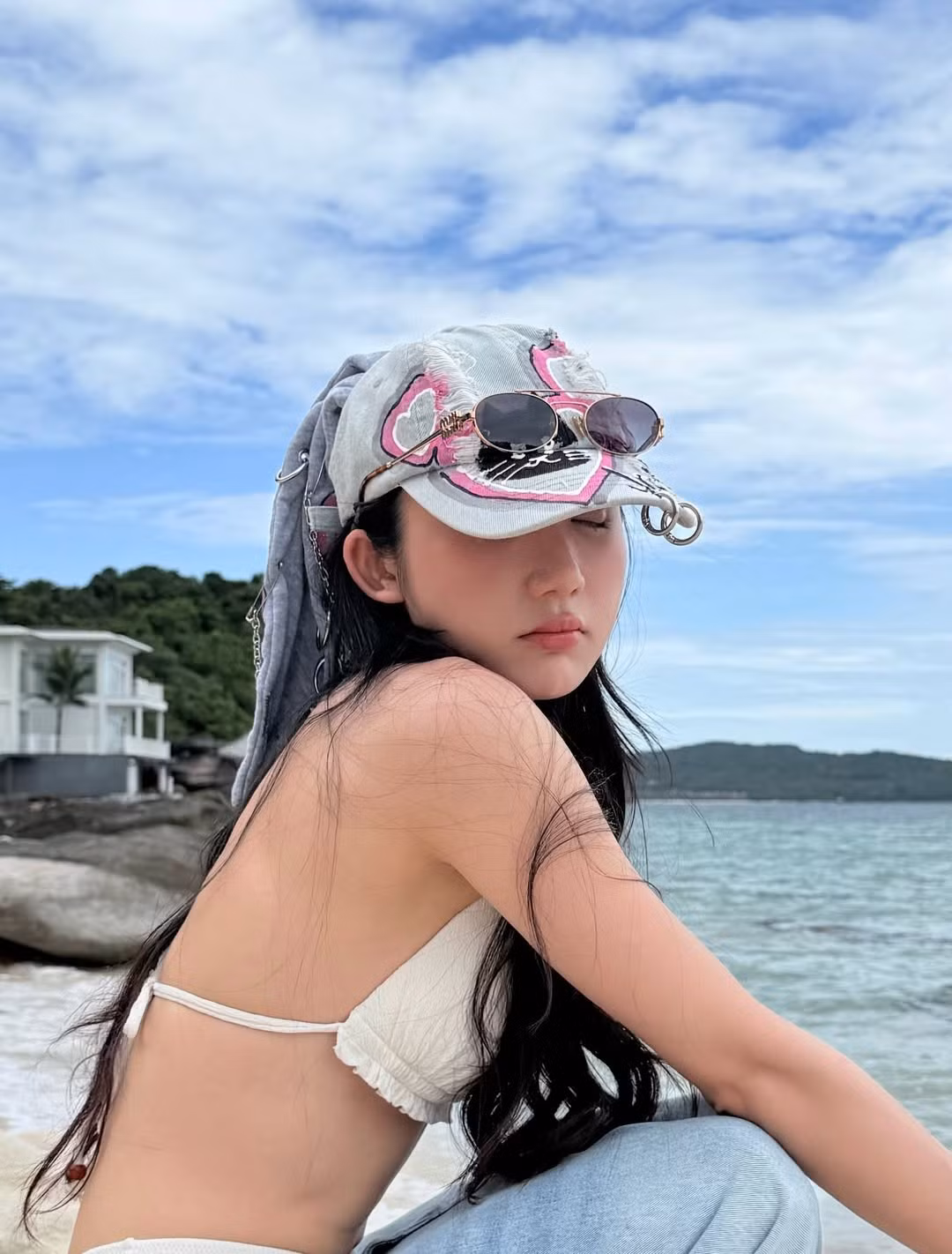 Trong một số khung hình, cô nàng còn mix bikini cùng quần jeans ống rộng cho thấy sự tự tin và tư duy thẩm mỹ hiện đại, không ngại thử nghiệm những phong cách mới. (Ảnh: IGNV)