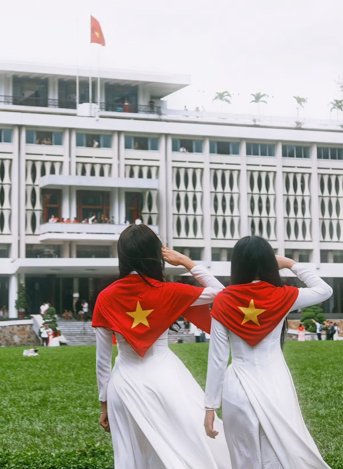 Bộ ảnh được chụp tại Dinh Độc Lập đã nhanh chóng thu hút sự chú ý và nhận về cơn mưa lời khen từ người hâm mộ. (Ảnh: FBNV)