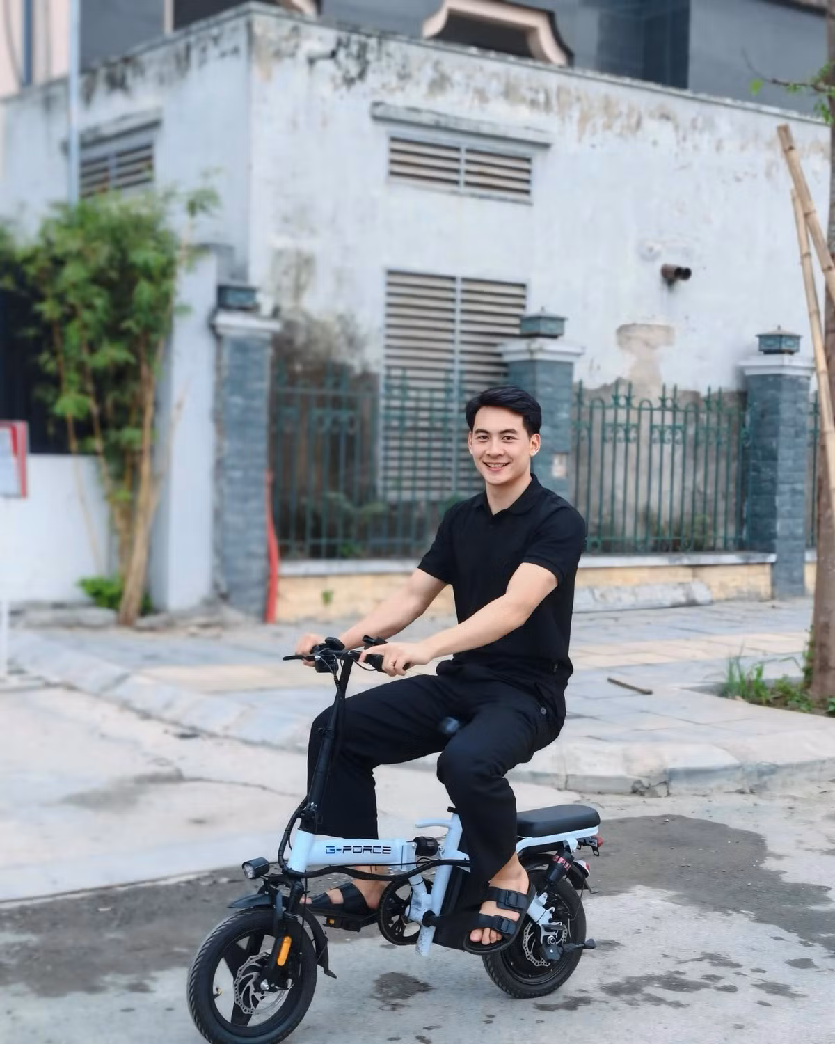 Trong những hình ảnh khác trên trang cá nhân, Thế Văn thường diện những thiết kế đơn giản, không phối màu quá cầu kỳ. Nụ cười tươi tắn và ánh mắt thân thiện của anh đã chiếm trọn trái tim của người hâm mộ.(Ảnh: FBNV)