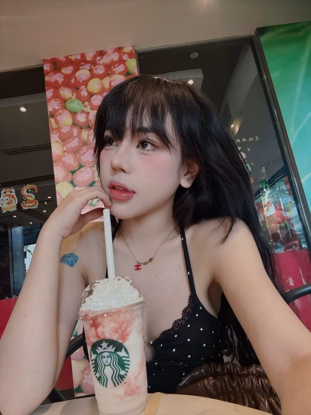 Dù đang “chạy deadline” nhưng thần thái của cô nàng vẫn khiến người xem phải thả tim liên tục.