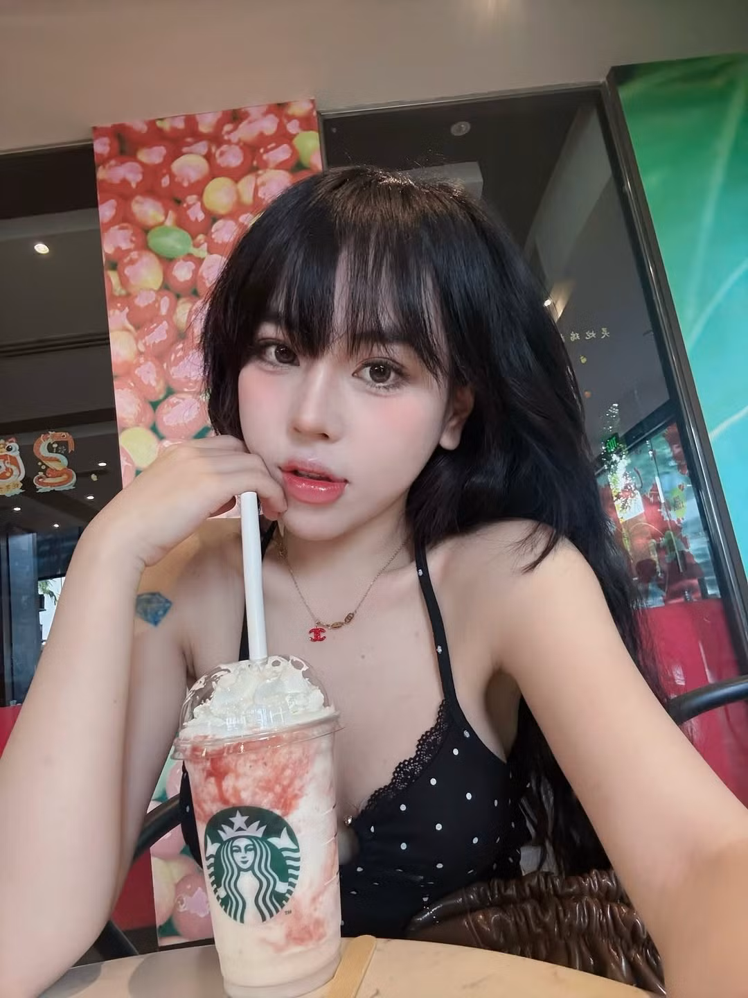 Trong loạt ảnh, Bảo Khuyên diện chiếc áo hai dây chấm bi đầy cuốn hút, kết hợp với kiểu tóc mái thưa nhẹ nhàng và lớp makeup ngọt ngào, tôn lên nét đẹp trong trẻo mà vẫn cực kỳ quyến rũ.