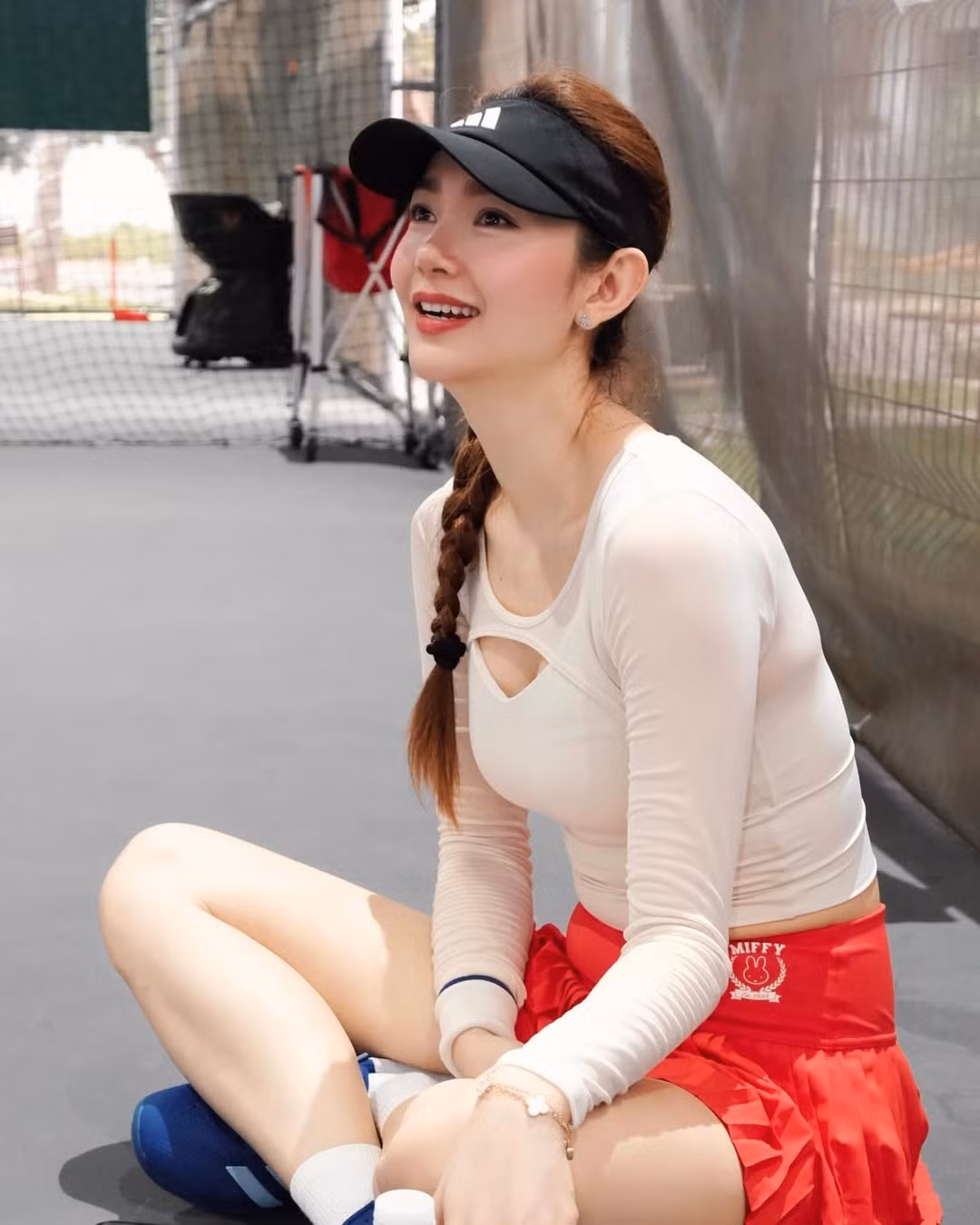 Mỗi lần lên sân, cô nàng đều thu hút với vẻ đẹp năng động, tự tin đầy cuốn hút.