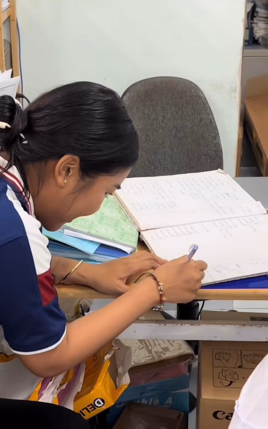 Dù không rõ số tiền là bao nhiêu, tuy nhiên hành động của cô nàng nhanh chóng nhận về nhiều lời khen ngợi từ cộng đồng mạng. Nhiều người cho rằng hành động của cô nàng đã lan tỏa năng lượng tích cực đến cộng đồng. (Ảnh: Tiktok An Thư Đồng)