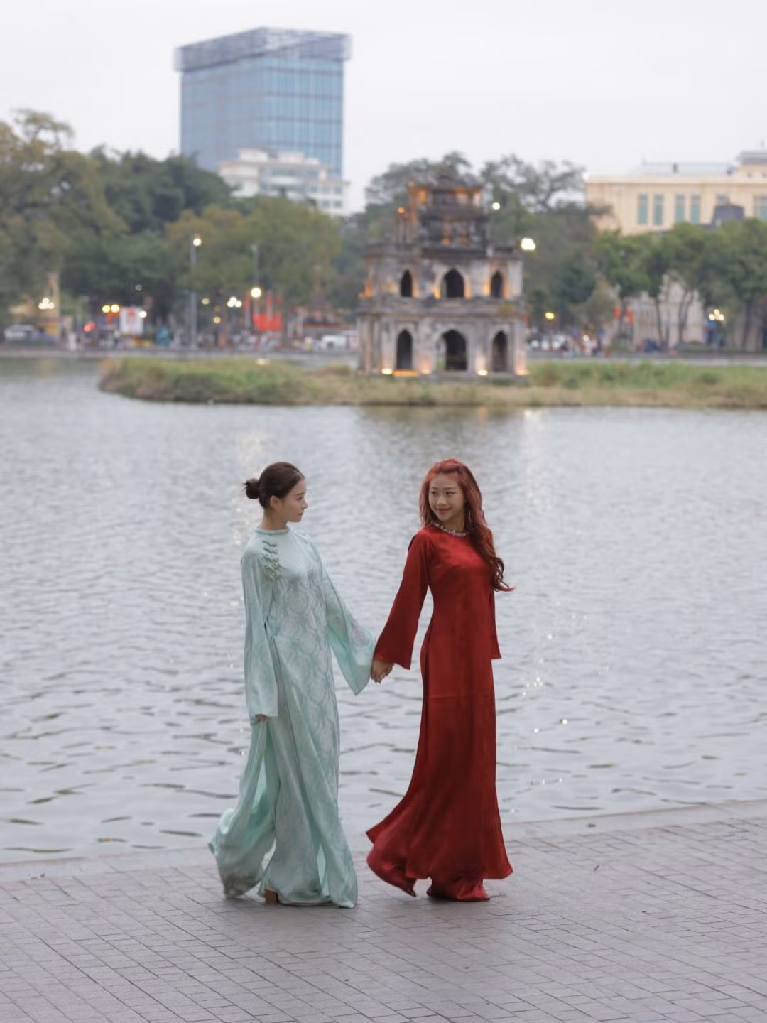 Khoảnh khắc cô nàng thả dáng bên cạnh Tháp Rùa biểu tượng không chỉ khoe được vóc dáng chuẩn của một cựu vận động viên mà còn mang nét dịu dàng, thơ mộng. (Ảnh: IGNV)