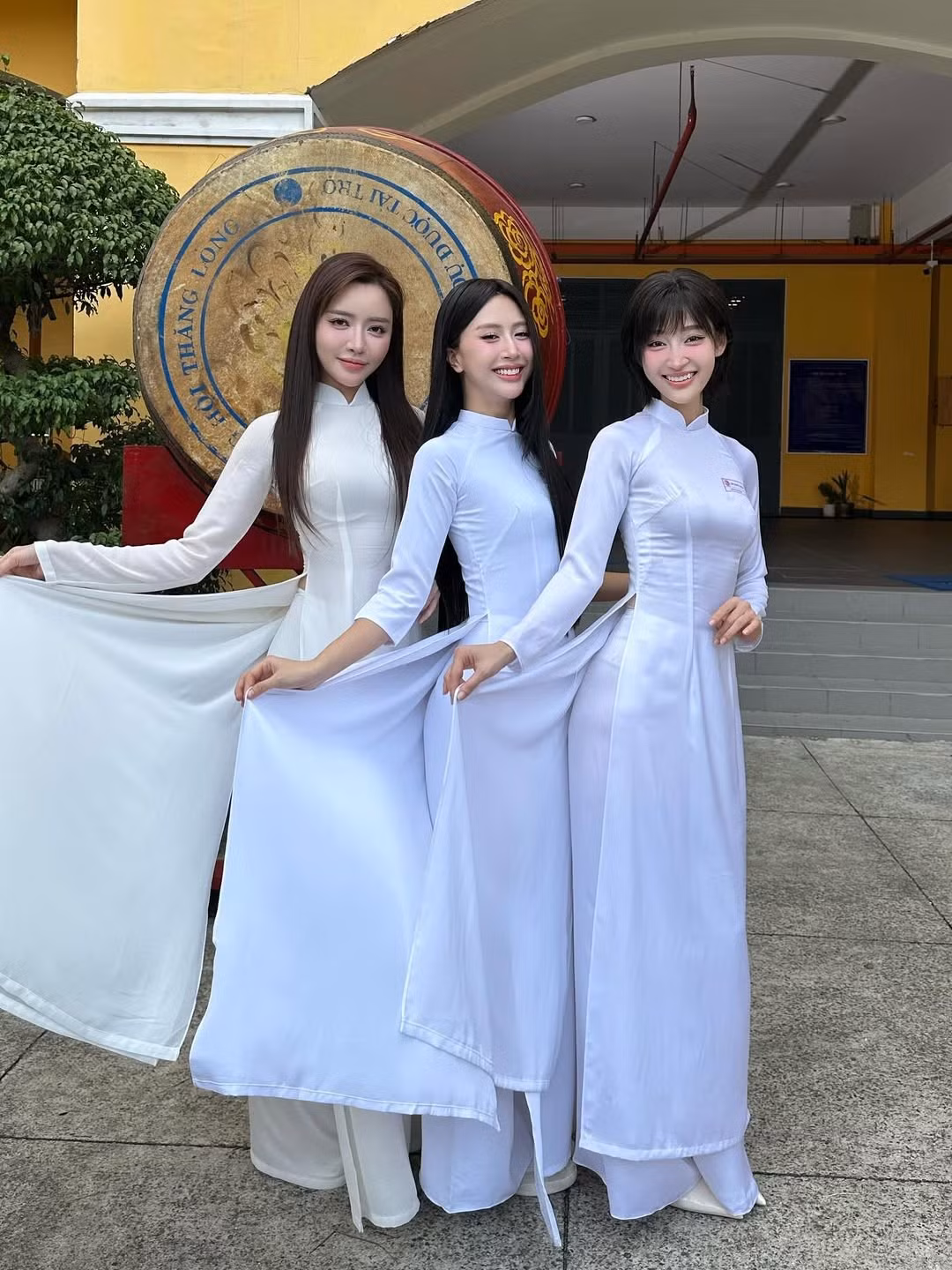 Teaser tập mới "Em Xinh Say Hi" bùng nổ với hình ảnh thời đi học của dàn nghệ sĩ. Trong đó, Quỳnh Anh Shyn, Bảo Anh, Bích Phương, Juky San... gây ấn tượng với vẻ đẹp trong trẻo, duyên dáng. Trên trang cá nhân, một số em xinh như Juky San, Quỳnh Anh Shyn cũng nhá hàng một số tấm ảnh trong tà áo dài khiến nhiều người phải dành lời khen ngợi.