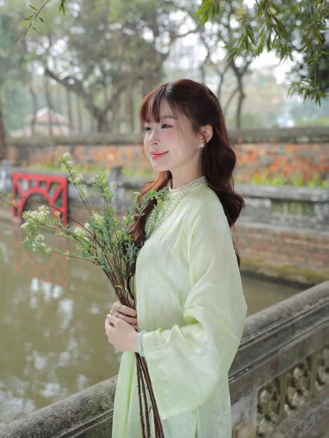 Layout trang điểm tông hồng đào trong trẻo, nhấn vào đôi mắt to tròn và làn môi mọng, giúp Chao trông giống như một "nàng thơ" bước ra từ tranh vẽ. Không cần tạo dáng cầu kỳ, chỉ với những góc nghiêng thần thánh bên nhành hoa trắng, Chao đã khoe trọn thần thái sang chảnh vốn có. (Ảnh: IGNV)