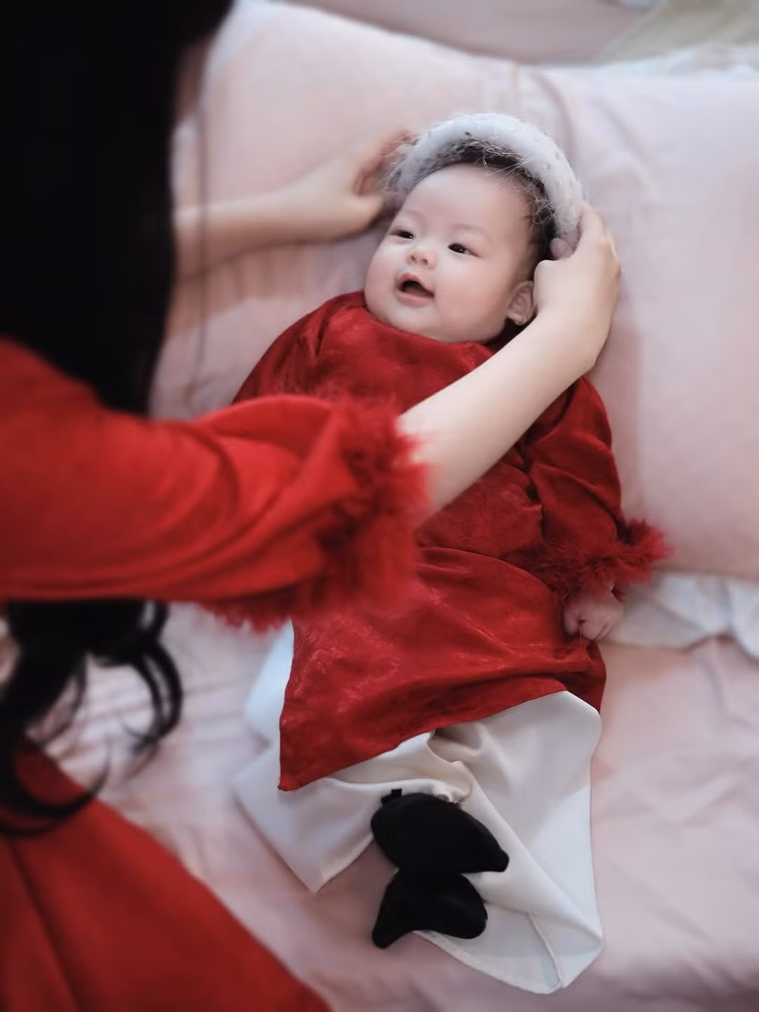 Những khoảnh khắc em bé nhìn thẳng vào ống kính với đôi mắt tròn xoe hay lúc Thanh Tâm âu yếm chăm sóc thiên thần nhỏ đã tạo nên một khung hình đầy cảm xúc. (Ảnh: IGNV)