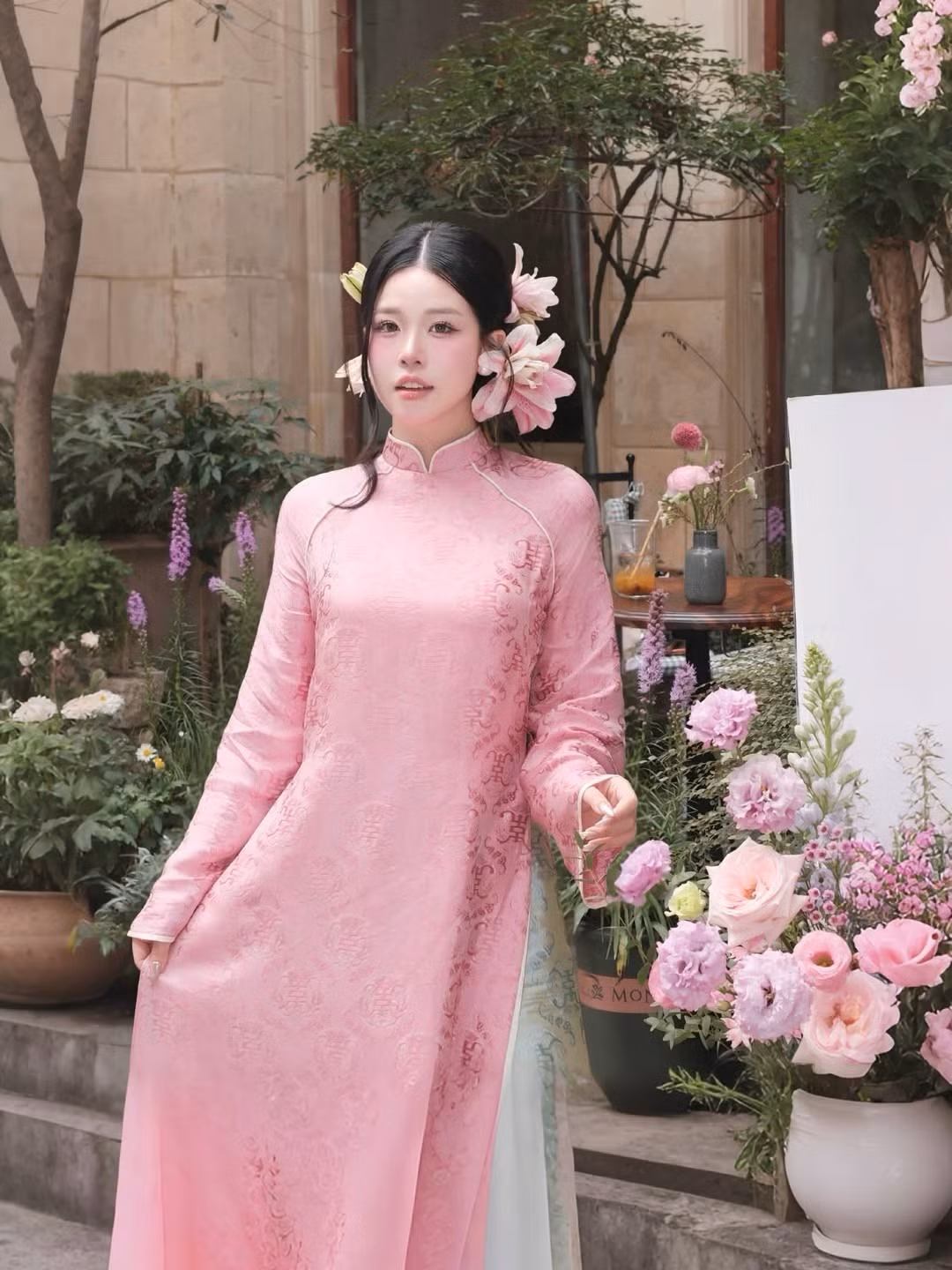 Không còn bó buộc trong những kiểu dáng truyền thống chiết eo sát cơ thể, giới trẻ năm nay ưu tiên sự thoải mái, chất liệu độc đáo và những điểm nhấn phá cách đầy nghệ thuật trong các thiết kế áo dài. (Ảnh: IG @quynhriviu_)