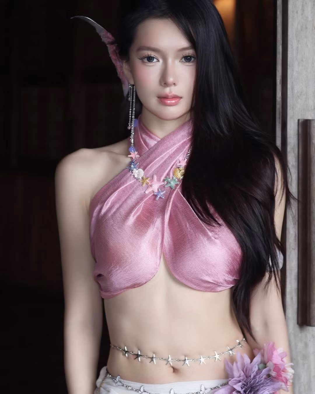 Trước đó, cô nàng cũng gây ấn tượng với concept nàng tiểu tiên cá trên cạn, với phong cách có phần tinh quái, đáng yêu.