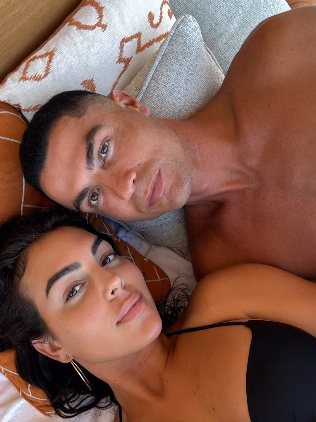 Georgina Rodríguez, năm nay 31 tuổi, không chỉ được biết đến với vai trò là người bạn đời của Ronaldo mà còn là biểu tượng nhan sắc và thời trang toàn cầu, được săn đón chẳng kém bất kỳ ngôi sao Hollywood nào. (Ảnh: Instagram @georginagio)
