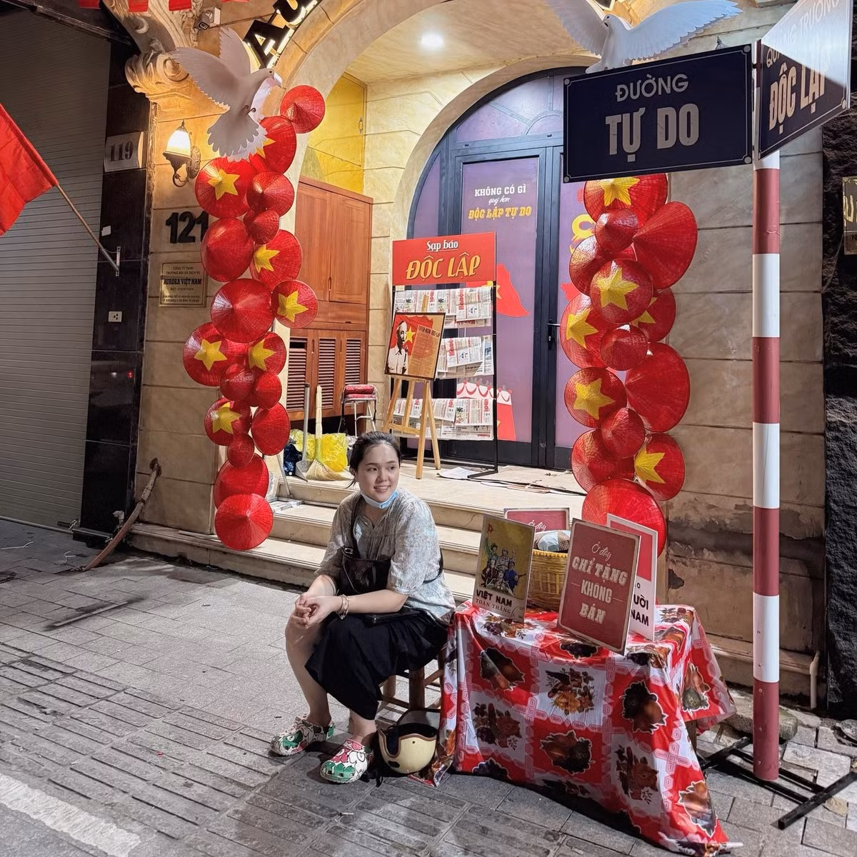 Trước thềm buổi tổng hợp luyện diễu binh, diễu hành chuẩn bị cho Đại lễ A80, không khí tại thủ đô Hà Nội trở nên vô cùng sôi động. Giữa hàng triệu người dân háo hức chờ đợi, gia đình trung vệ Đỗ Duy Mạnh đã có một hành động đẹp và ấm áp, gây chú ý trên mạng xã hội. (Ảnh: FB Nguyễn Quỳnh Anh)