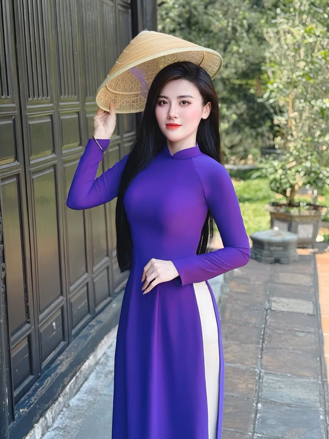 Trong bộ ảnh "nàng thơ xứ Huế" mới đây được đăng tải, Bạch Huyền Trang khoác lên mình tà áo dài truyền thống màu tím đặc trưng của vùng đất cố đô.