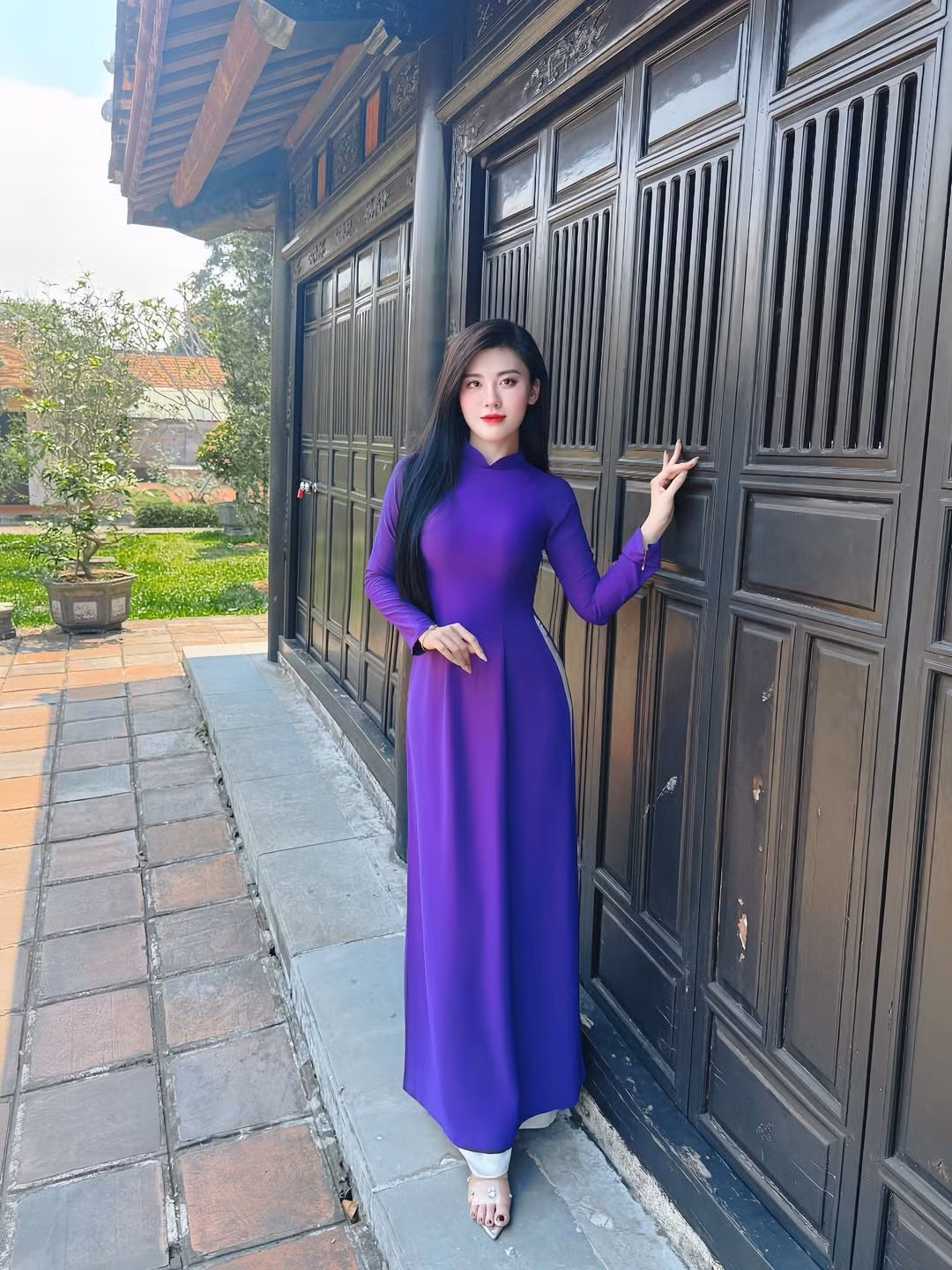 Không chỉ sở hữu nhan sắc xinh đẹp, Bạch Huyền Trang còn thể hiện thần thái cuốn hút và nét duyên dáng rất riêng trong bộ ảnh này. Từ ánh mắt dịu dàng nhìn xa xăm, nụ cười tươi tắn, đến cách cô nàng khẽ đội nón lá, tất cả đều tạo nên một tổng thể hài hòa, thu hút mọi ánh nhìn.