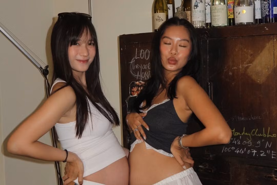 Sokvy lựa chọn phong cách nhẹ nhàng, nữ tính với áo hai dây màu xám phối cùng quần trắng ống rộng, khoe trọn vẻ đẹp đằm thắm của người phụ nữ trong giai đoạn thiêng liêng.