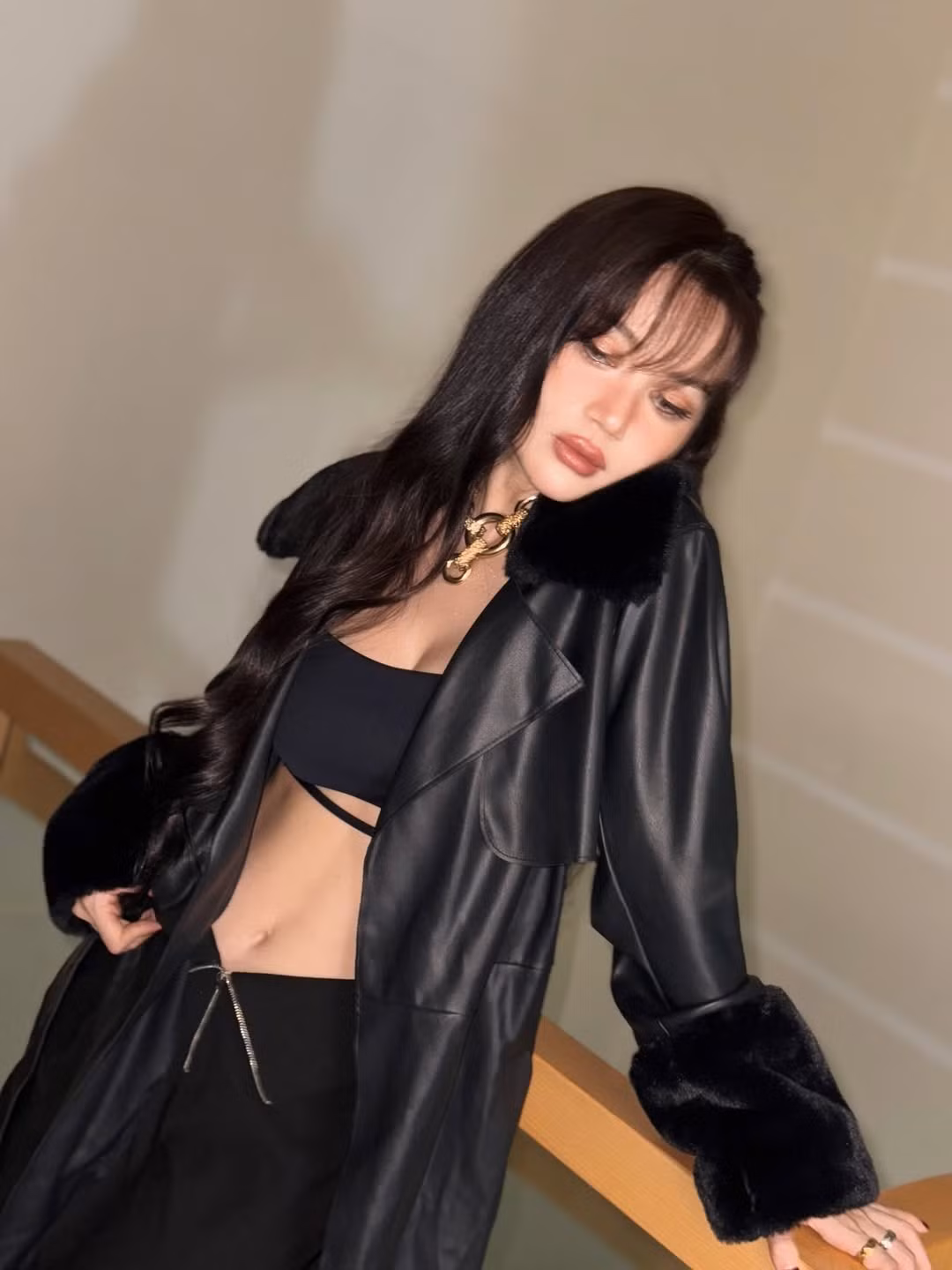 Loạt ảnh này của Sĩ Thanh đã nhận được "cơn mưa" lời khen từ người hâm mộ. Nhiều người bày tỏ sự ngưỡng mộ trước vóc dáng chuẩn chỉnh và phong cách thời trang luôn dẫn đầu xu hướng của cô. (Ảnh: IGNV)