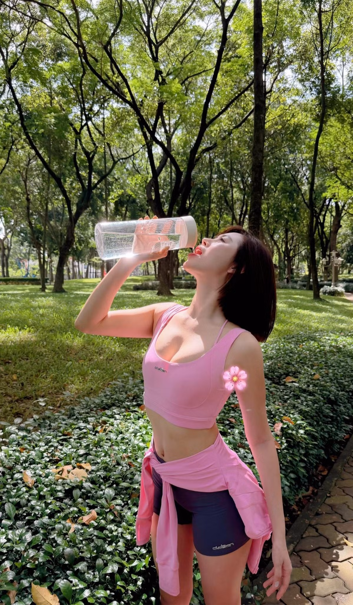 Loạt ảnh mới được Việt Phương Thoa đăng tải cho thấy cô đang trong trang phục tập luyện năng động, với áo crop-top màu hồng và quần shorts thể thao màu xám. (Ảnh: FBNV)