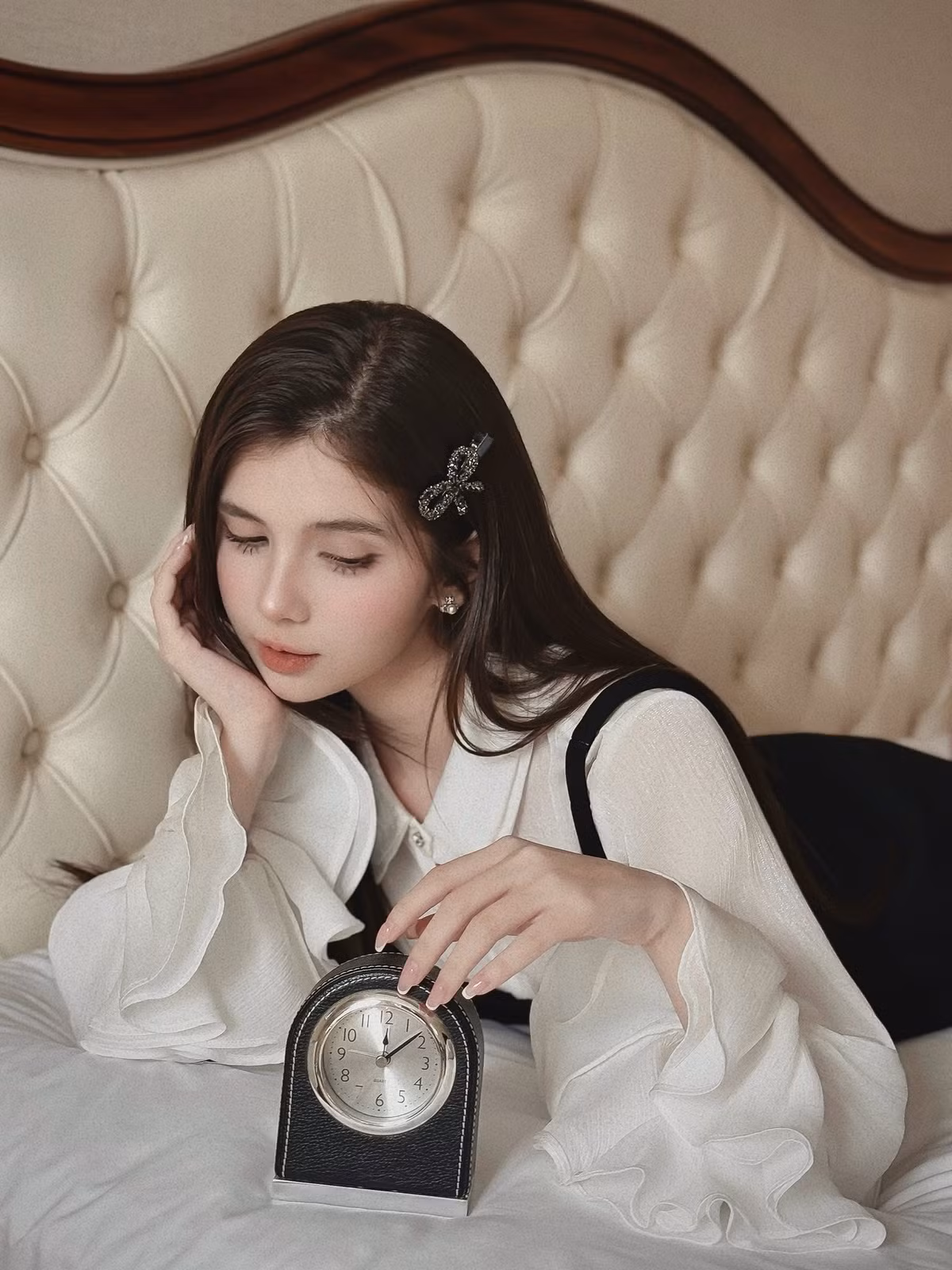 Với vẻ đẹp thanh thoát như một nàng thơ bước ra từ tranh vẽ, Xuân Mai một lần nữa chứng minh sức hút đặc biệt của mình qua những khoảnh khắc ngọt ngào trong bộ ảnh mới. (Ảnh: FBNV)
