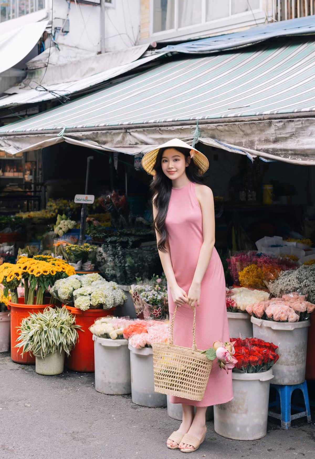 Màu hồng nhẹ nhàng của trang phục hòa quyện hoàn hảo với tông trang điểm trong trẻo, nhấn vào sự tự nhiên và thanh thoát. (Ảnh: FBNV)